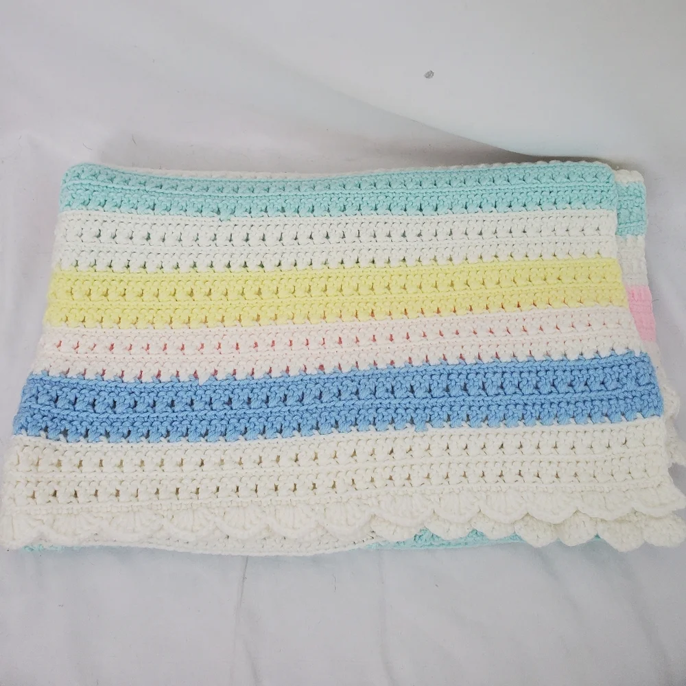 Vintage crocheted striped pastel baby blanket - Picture 5 of 6